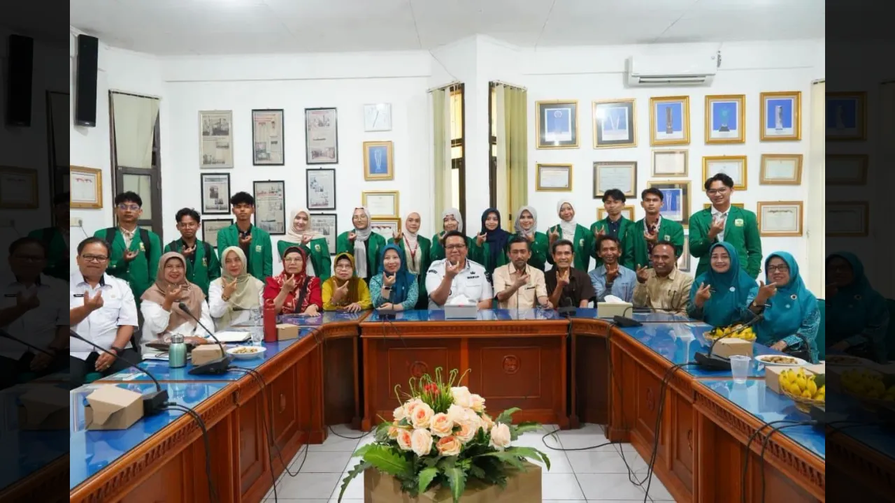 Wabup Ahmad Fadly foton bersama dengan Lektor dan Mahasiswa Unand